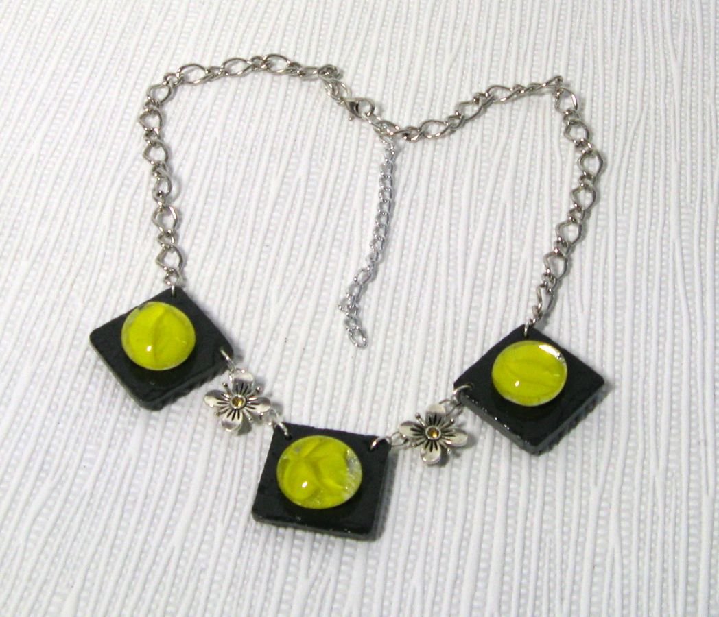 collier plastron cabochon jaune sur ardoise montage chaine argentée