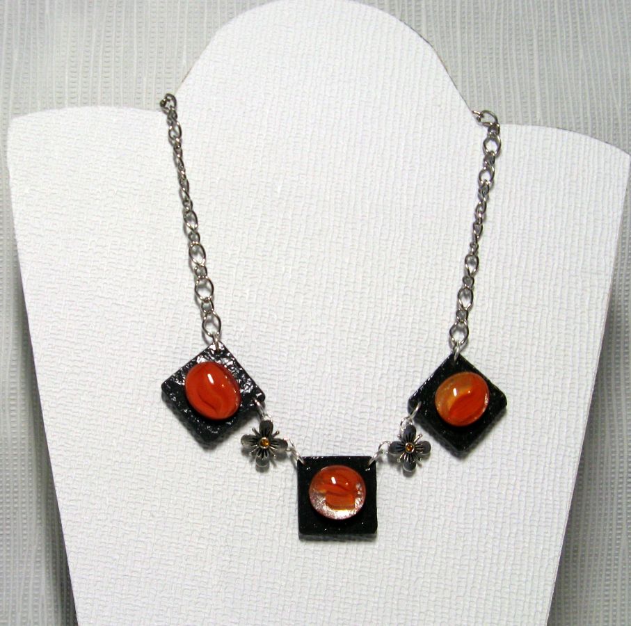 collier plastron cabochon orange sur ardoise montage chaine argentée