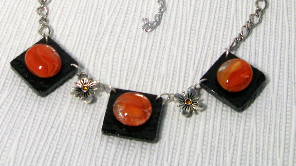 collier plastron cabochon orange sur ardoise montage chaine argentée