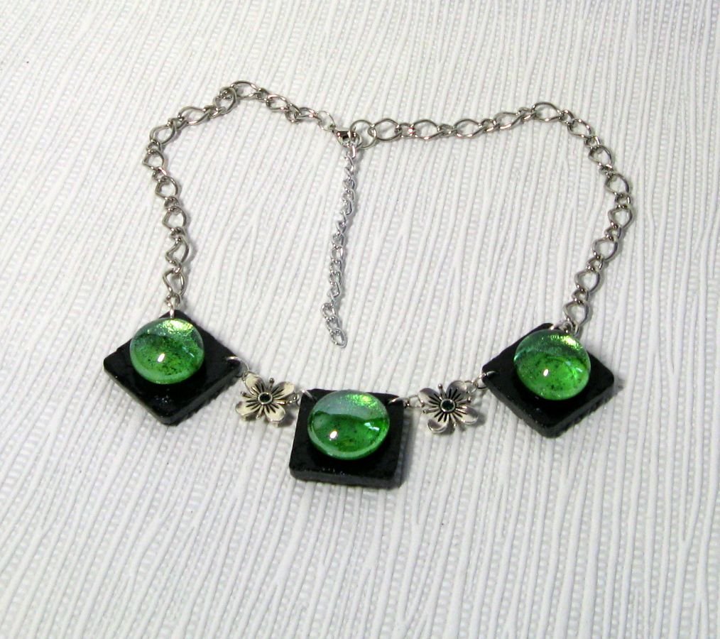 collier plastron cabochon vert sur ardoise montage chaine argentée