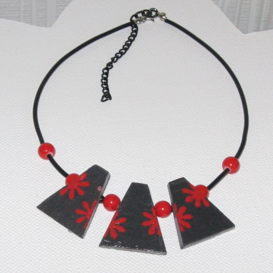 collier plastron fleur émaillée rouge sur ardoise