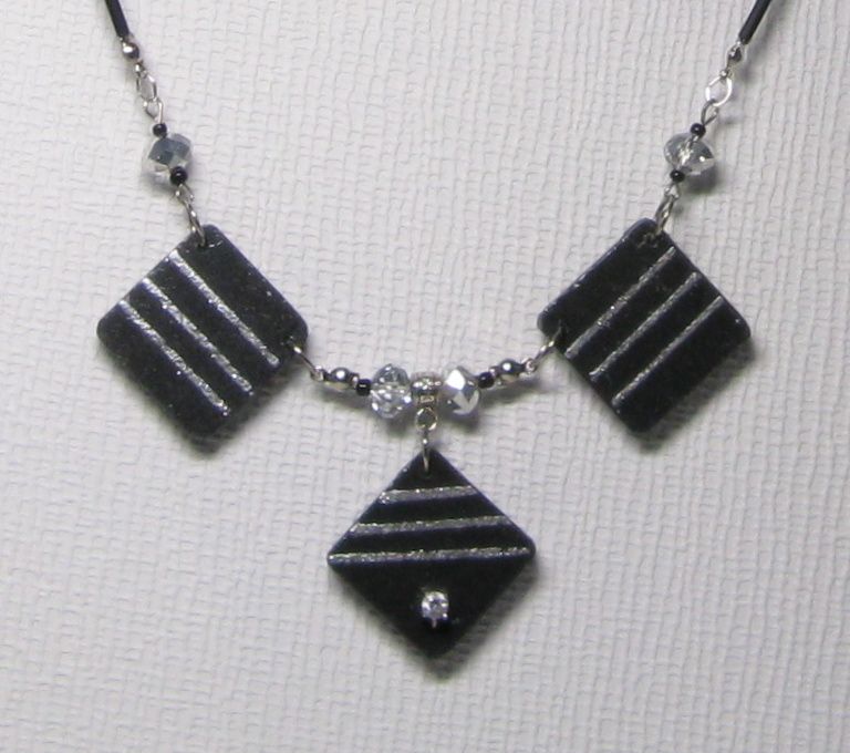 collier plastron pour soirée ardoise et argent