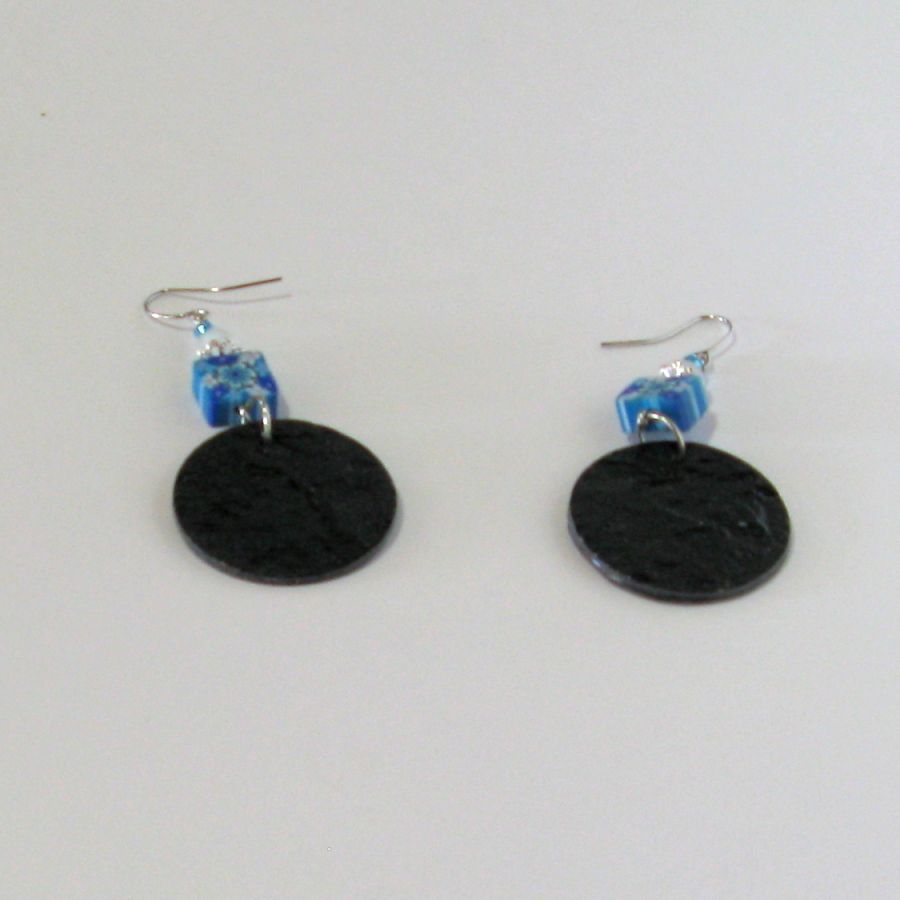 Longues boucles d'oreille femme en ardoise et perles polymère bleu, création unique