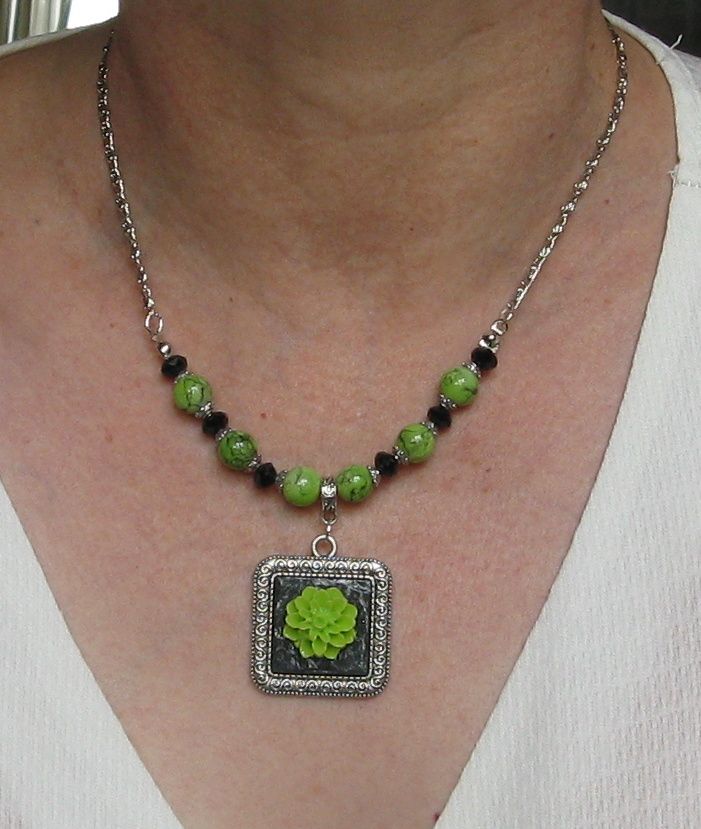 pendenif collier vert anis fleur résine sur médaillon et ardoise 