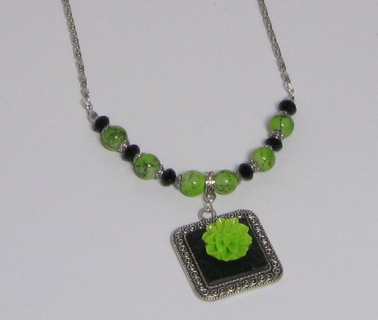 pendenif collier vert anis fleur résine sur médaillon et ardoise 