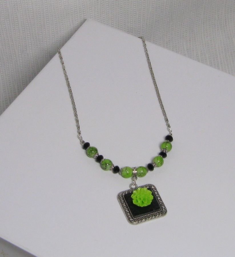 pendenif collier vert anis fleur résine sur médaillon et ardoise 