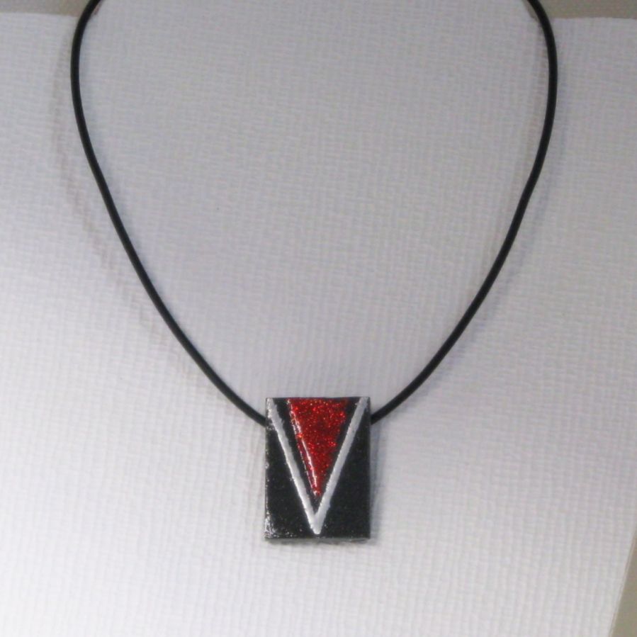 Pendentif ardoise émaillée sur pvc noir, fait main et personnalisable 