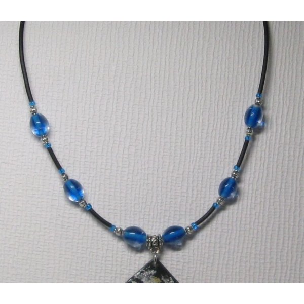 pendentif collier ardoise et cabochon bleu sur pvc noir