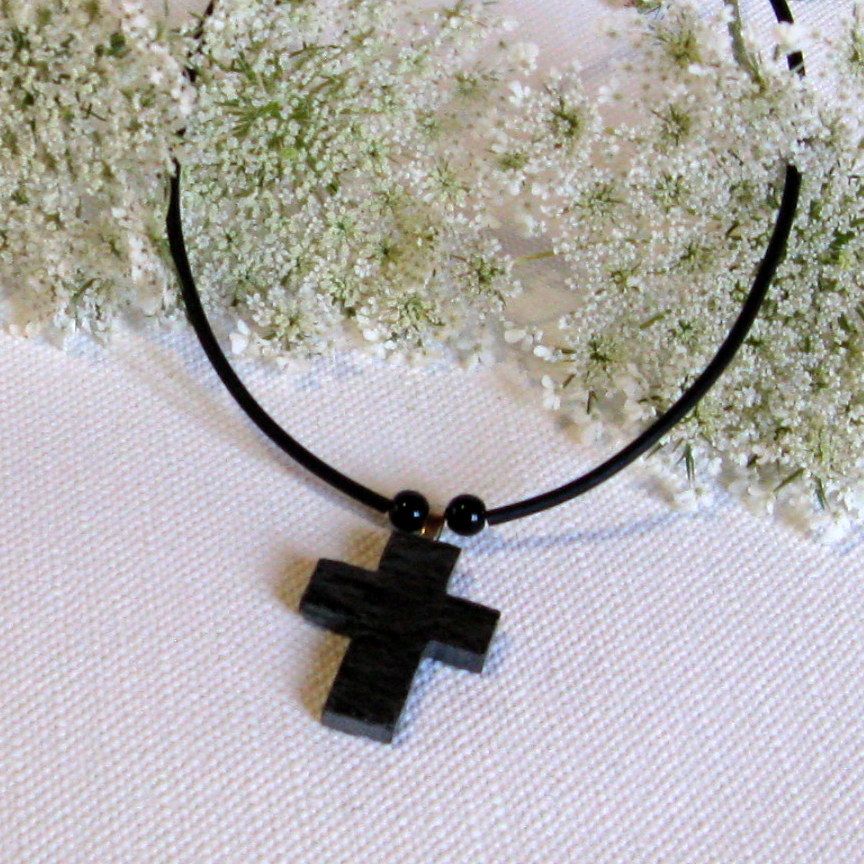 Pendentif Croix en ardoise monté sur un Cordon de Silicone Noir, Création Artisanale 