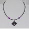 Collier Ras du Cou pour Femme en Ardoise et Strass Violet monté sur un Cordon de Silicone, Bijou Créateur