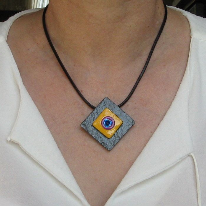 Pendentif  Femme en Ardoise Emaillée Jaune et Violet monté sur Cordon Cuir Noir, Création Artisanale