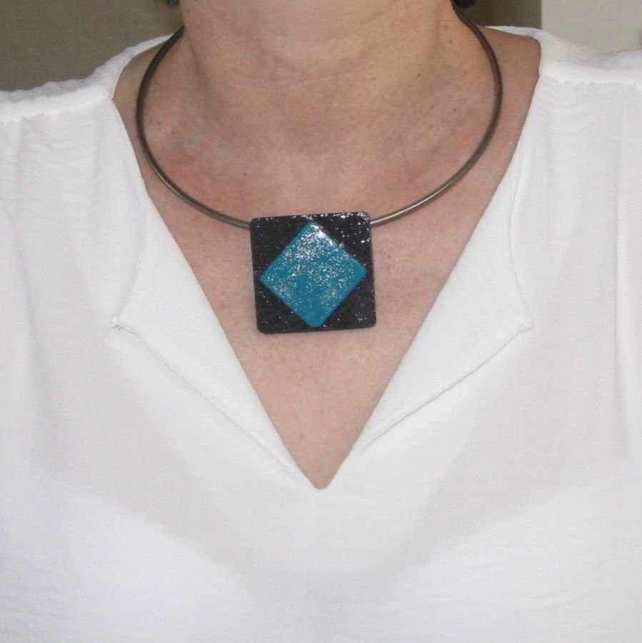 Gros Pendentif pour Femme en Ardoise Emaillée turquoise monté sur un Tour de cou en acier, Création Unique