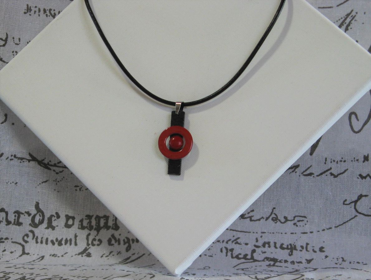 Pendentif Moderne Rouge en Ardoise Monté sur Cordon Cuir Noir, Création Unique