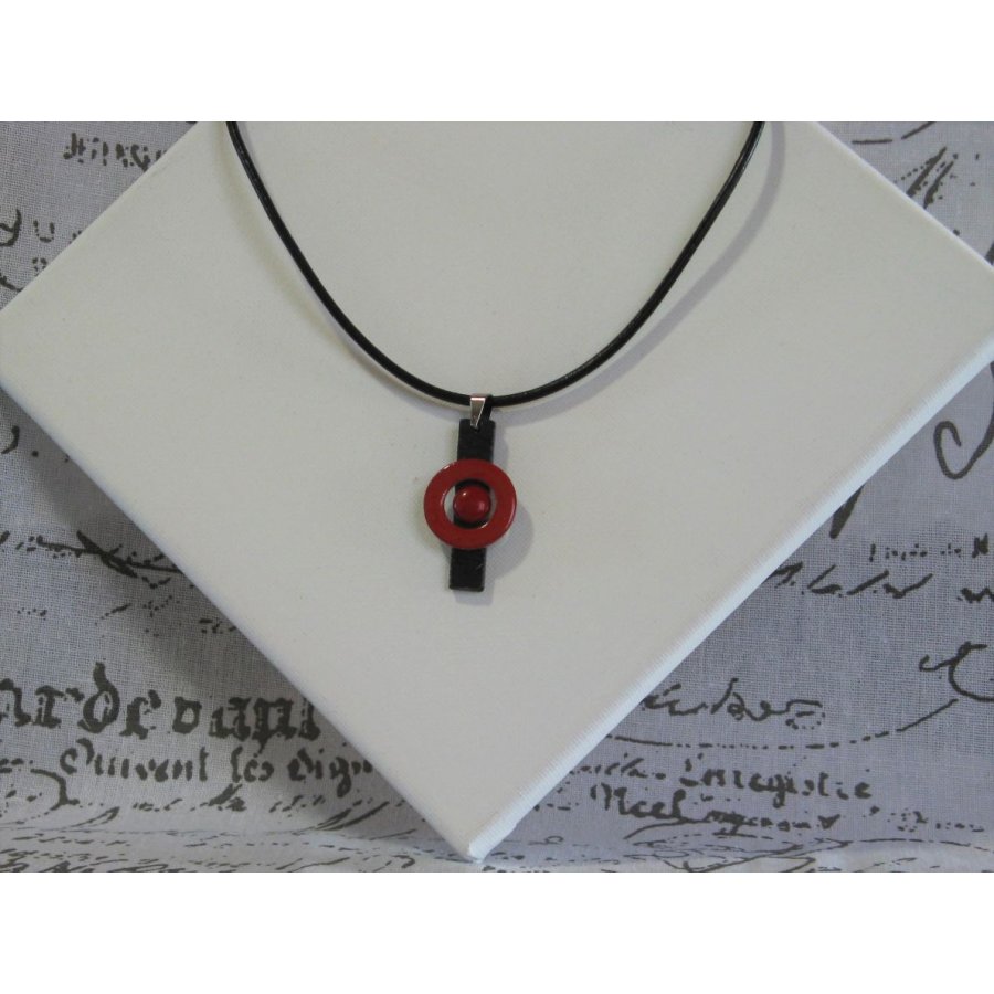 Pendentif Moderne Rouge en Ardoise Monté sur Cordon Cuir Noir, Création Unique