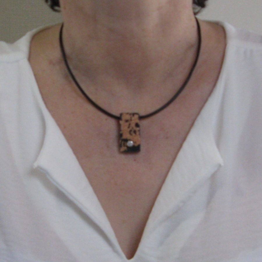 Pendentif pour Femme en Ardoise et Bronze monté sur un cordon de silicone noir, Création Artisanale