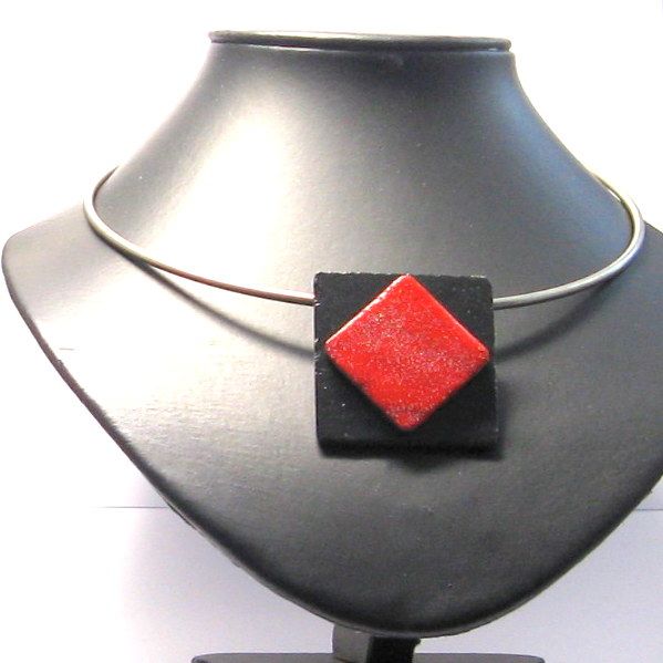 Gros Pendentif pour Femme Moderne en Ardoise Emaillée Rouge  Pailleté monté sur un Tour de Cou en Acier, Création Unique