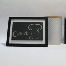 Tableau Déco pour la Cuisine en Ardoise Emaillée Argent sur un fond Blanc et Noir, Unique Creation