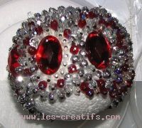 Boule aux cabochons rouges