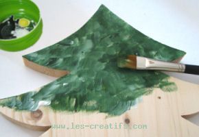 peinture du grand sapin en bois