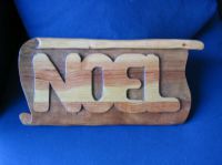 Sculpture en bois du mot NOEL