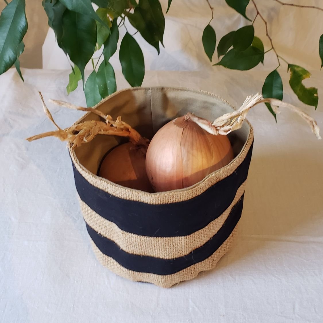 Mini panier de rangement ou cache pot. Accessoire de rangement, élément de décoration en toile de jute et coton