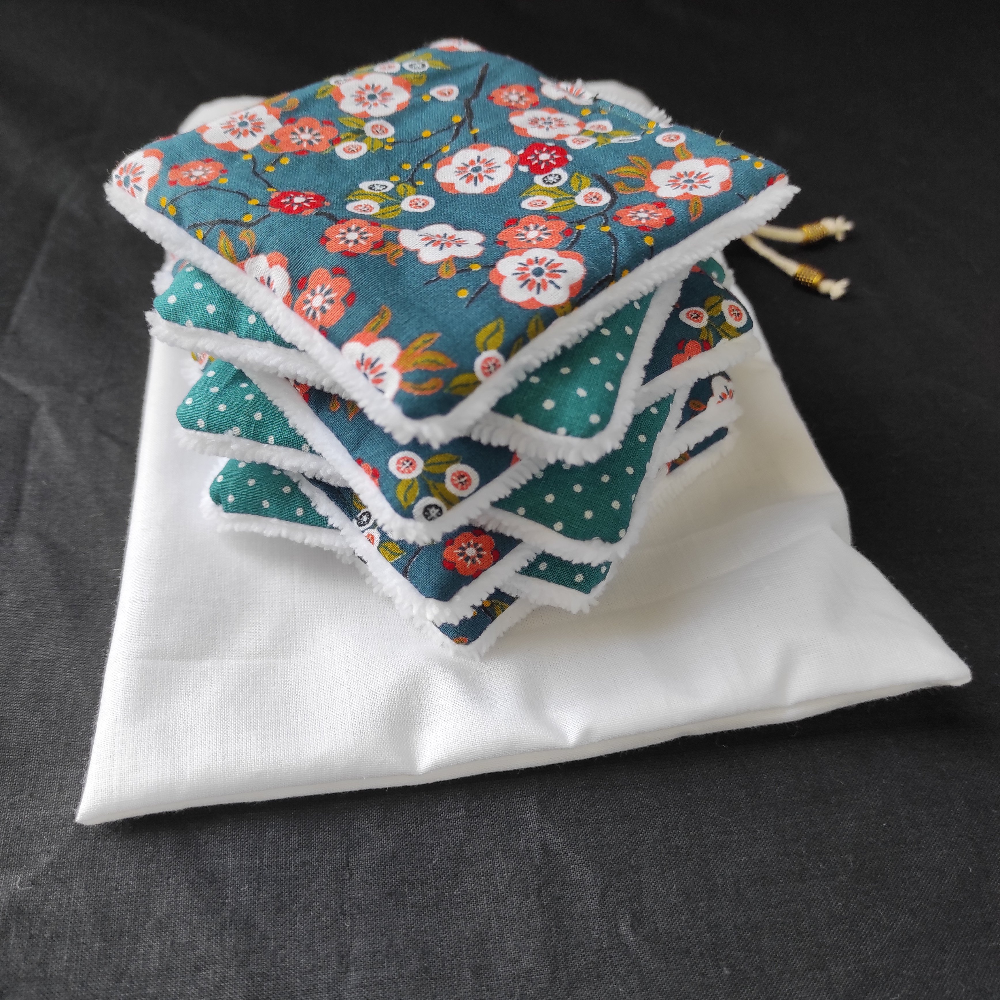 Lingettes démaquillantes lavables en coton bambou et tissu coton imprimé avec sa pochette de rangement coordonnée.