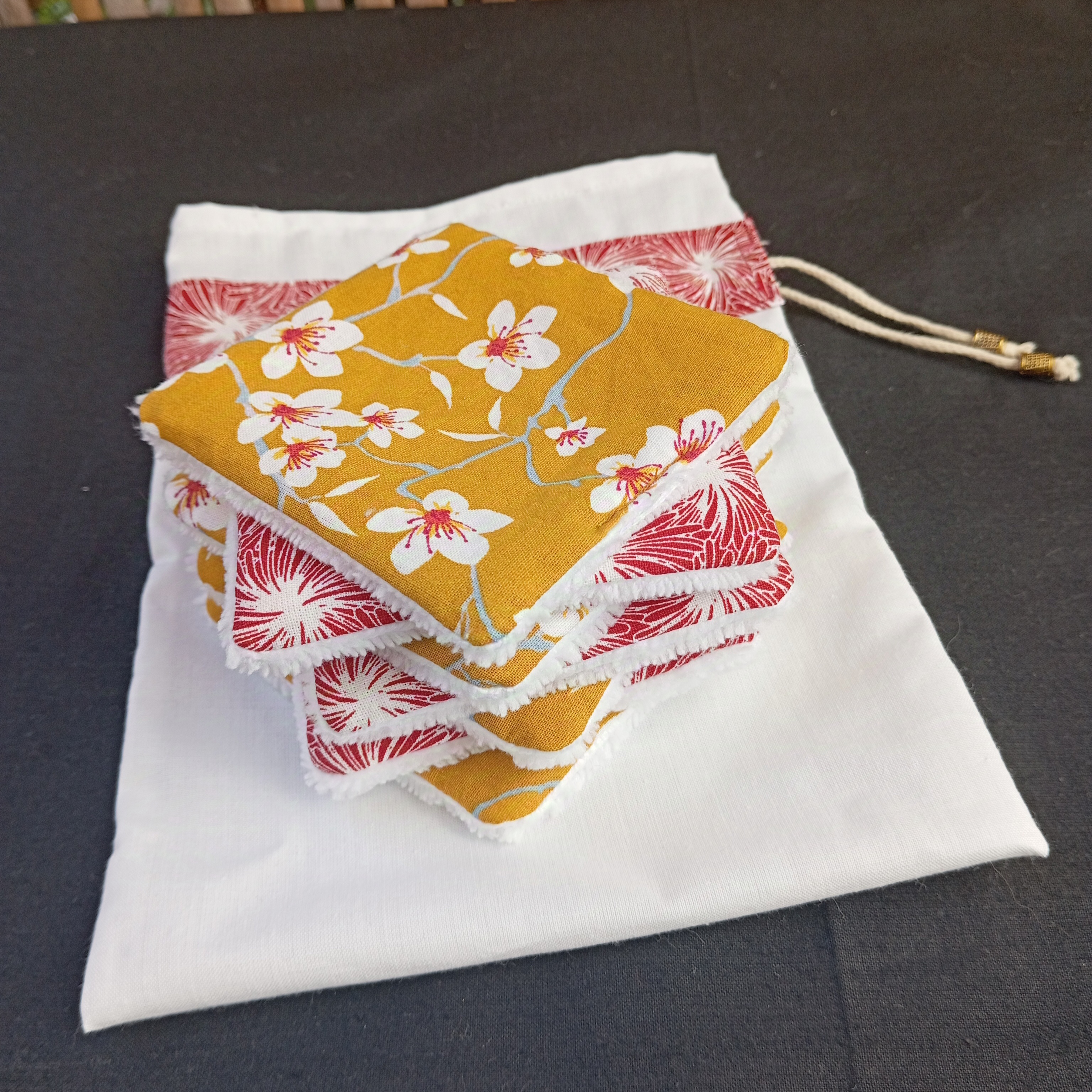 Lingettes démaquillantes lavables en coton bambou et tissu coton imprimé avec sa pochette de rangement coordonnée.