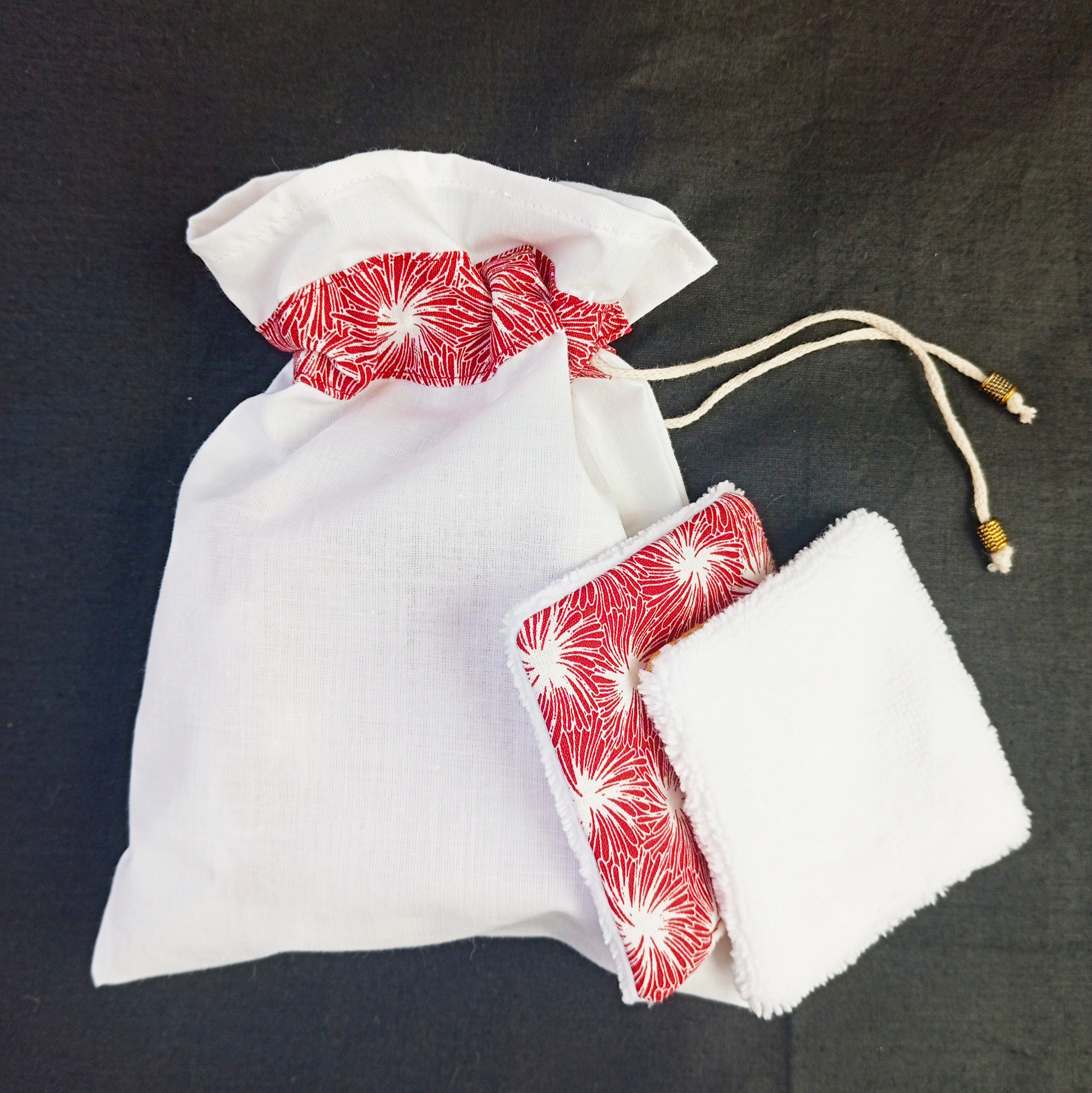 Lingettes démaquillantes lavables en coton bambou et tissu coton imprimé avec sa pochette de rangement coordonnée.