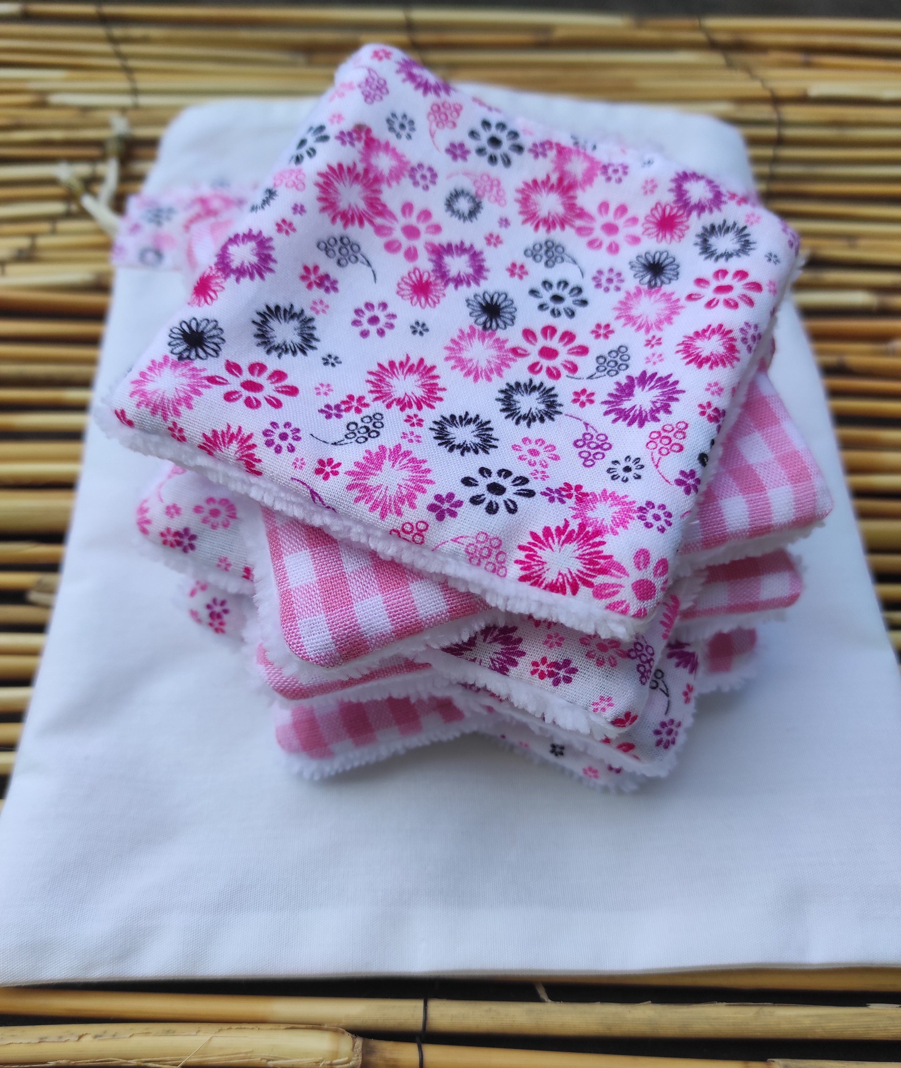 Lingettes démaquillantes lavables en coton bambou et tissu coton imprimé avec sa pochette de rangement coordonnée.