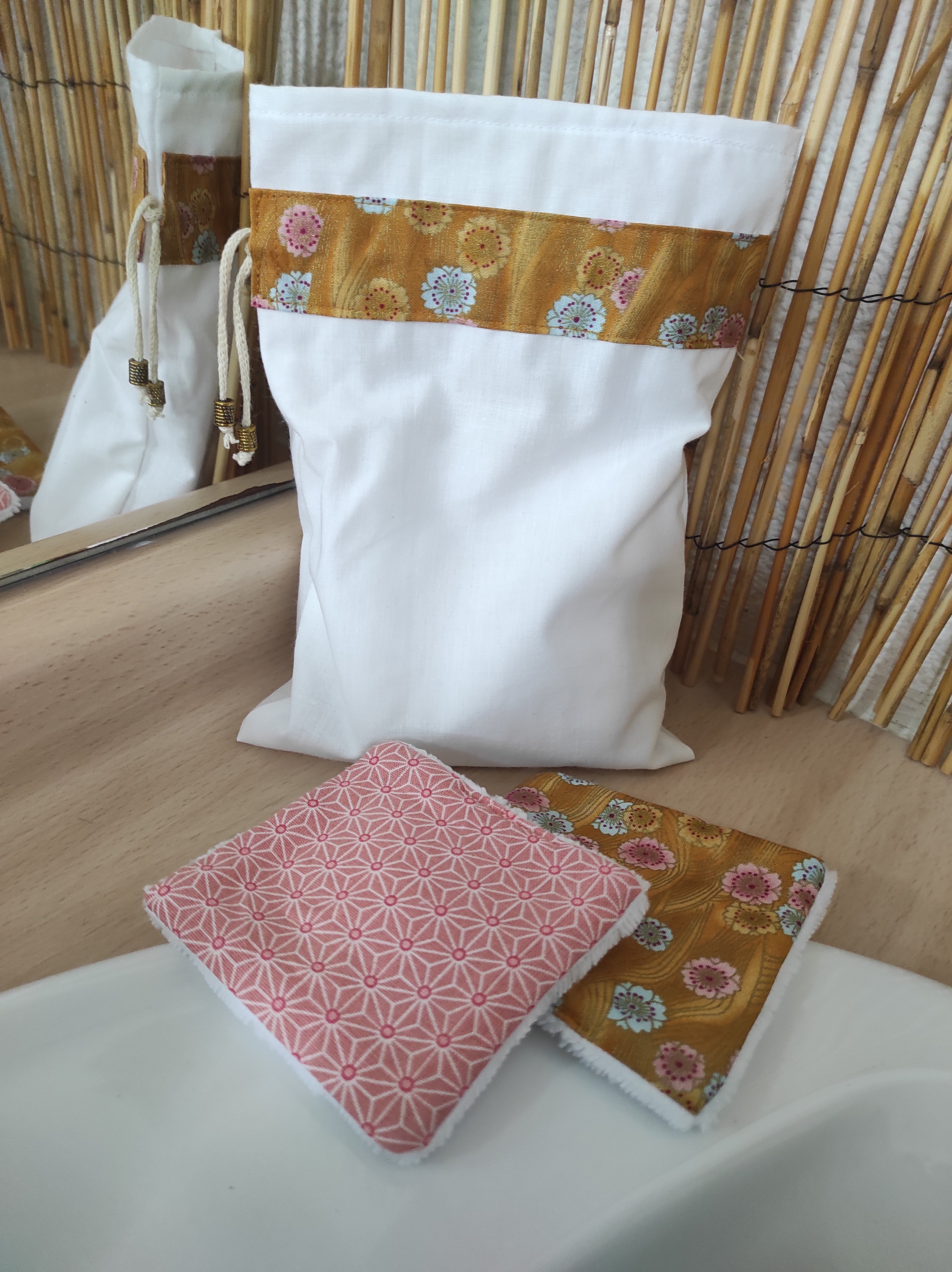 Lingettes d&eacute;maquillantes lavables en coton bambou et tissu coton imprim&eacute; avec sa pochette de rangement coordonn&eacute;e.