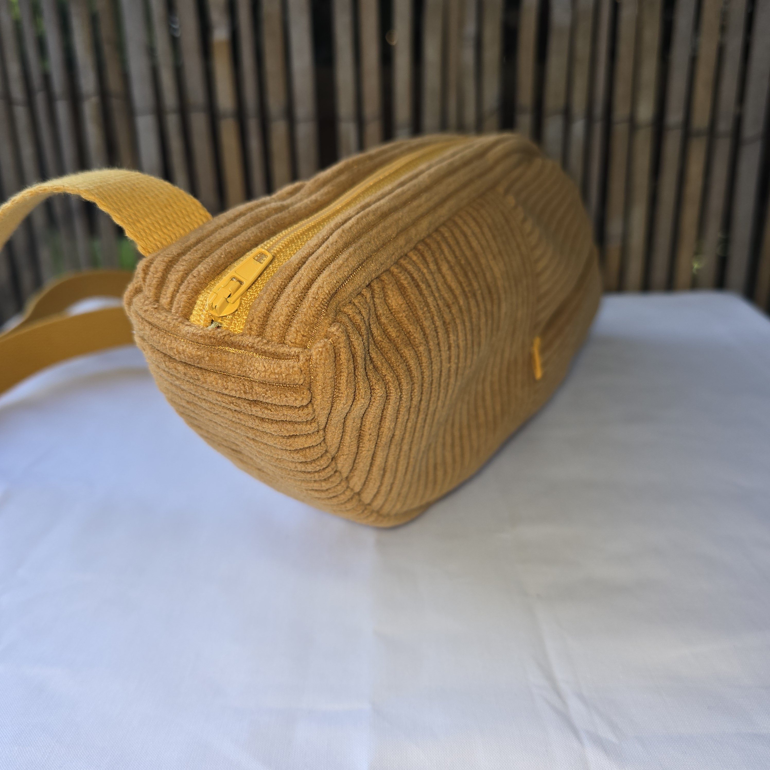 Sac banane r&eacute;invent&eacute; : design unique asym&eacute;trique.