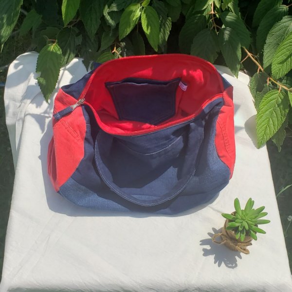 Sac bowling "Rouge Passion" en jean recycl&eacute; et velours, doublure jersey avec poche int&eacute;rieure. Pi&egrave;ce unique, fait main