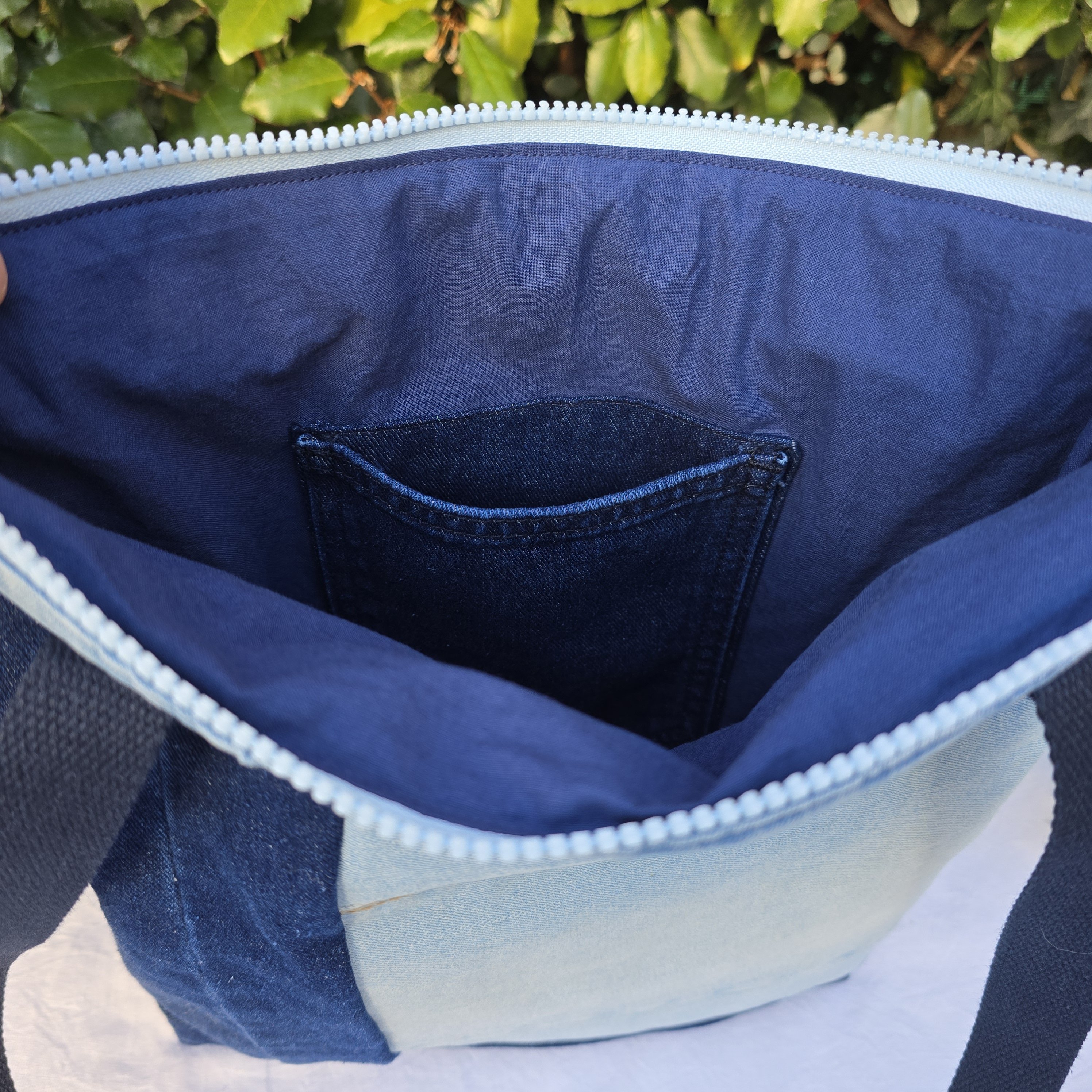 Sac &agrave; bandouli&egrave;re en jean recycl&eacute;  avec empi&egrave;cements bleu fonc&eacute; et bleu clair