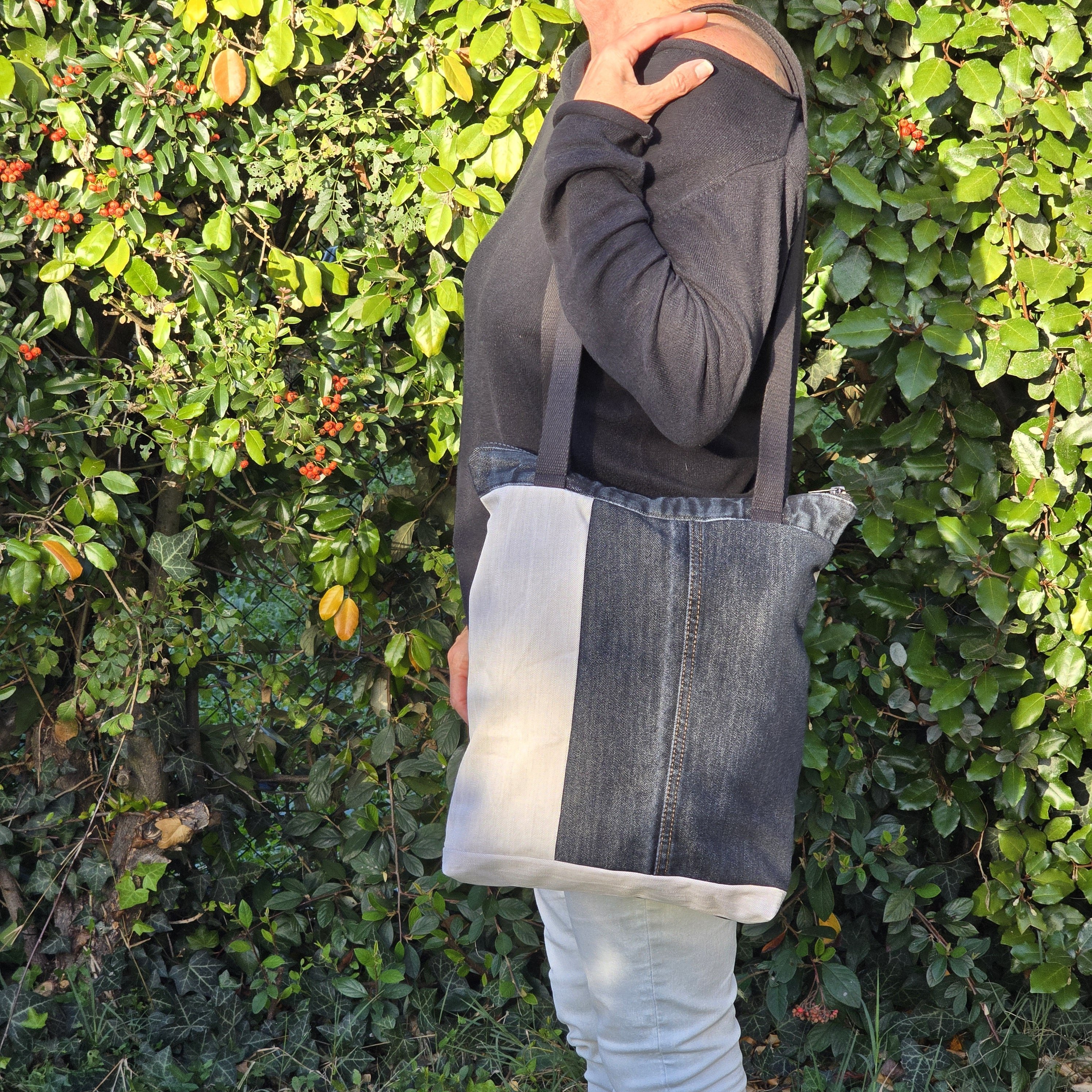 Sac à bandoulière en jean recyclé noir et gris avec empiècements.