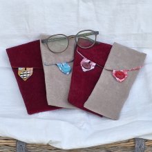 Étui souple à lunettes ,en velours côtelé, doublé de tissu coton imprimé. Éco-conçu.