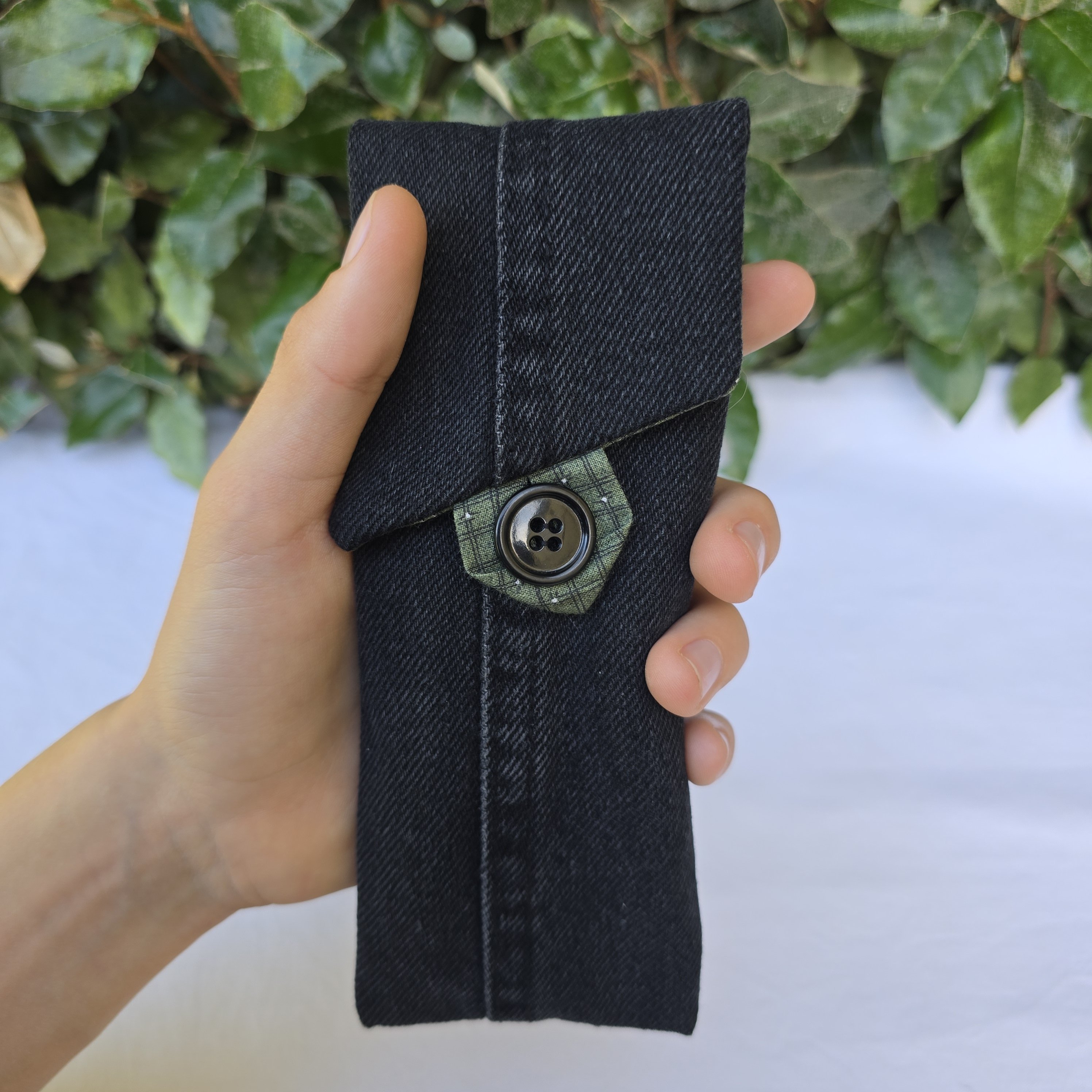 &Eacute;tui souple &agrave; lunettes ,en jean, doubl&eacute; de tissu coton imprim&eacute;. &Eacute;co-con&ccedil;u.