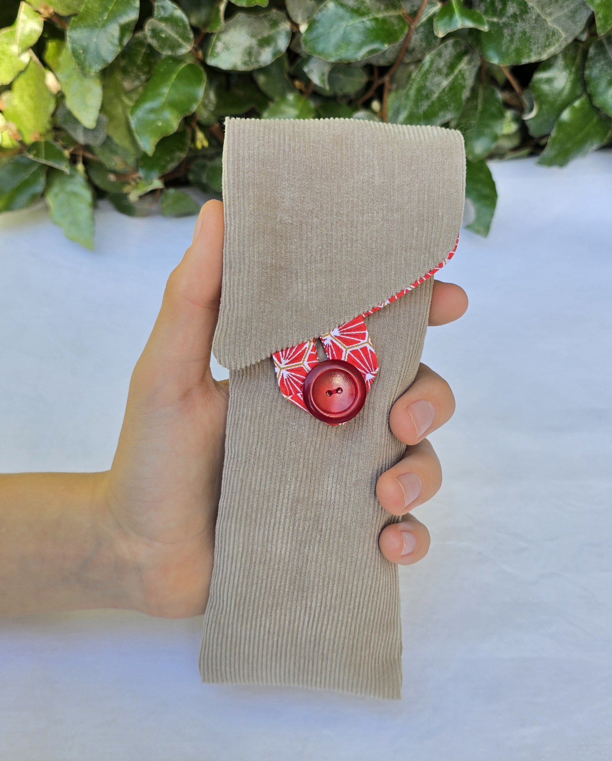 &Eacute;tui souple &agrave; lunettes ,en velours c&ocirc;tel&eacute; , doubl&eacute; de tissu coton imprim&eacute;. &Eacute;co-con&ccedil;u.