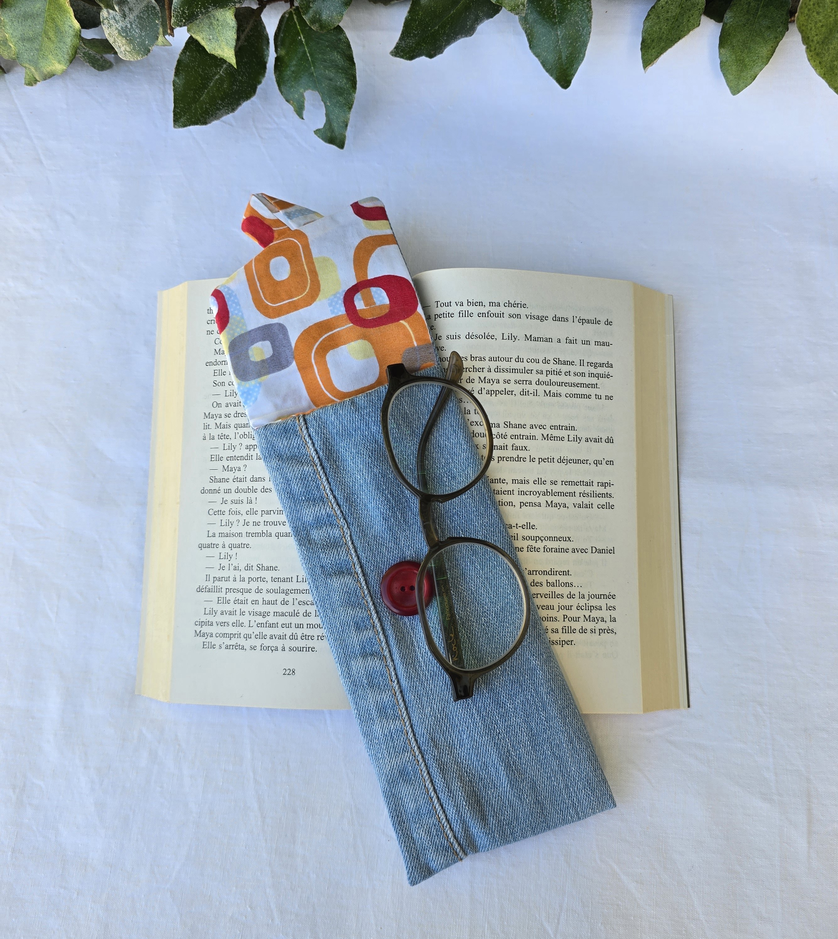 &Eacute;tui souple &agrave; lunettes ,en jean, doubl&eacute; de tissu coton imprim&eacute;. &Eacute;co-con&ccedil;u.