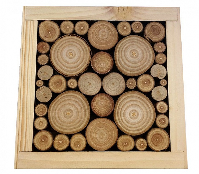 Dessous-de-plat carré en rondins de bois naturel.