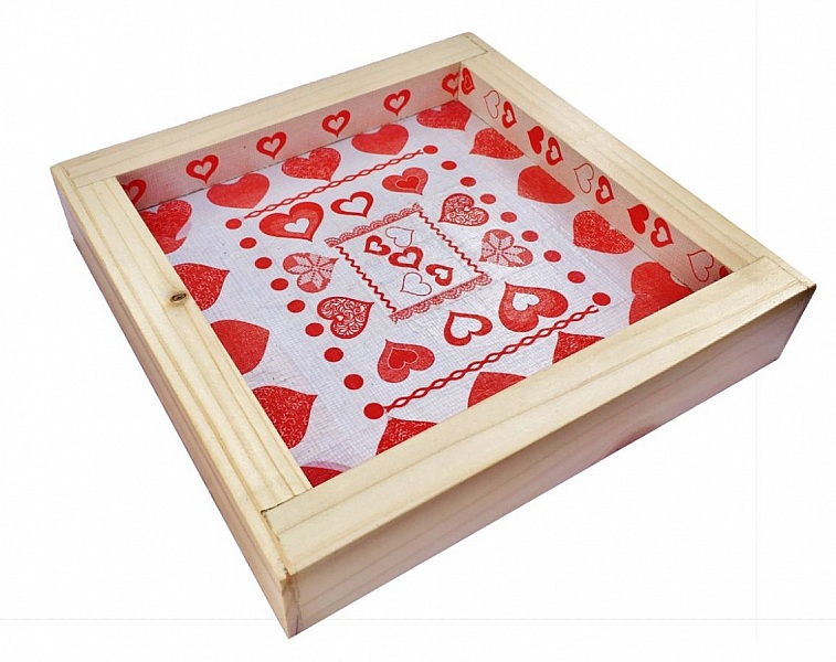 Coupelle en bois avec motif cœurs rouges style jacquard.