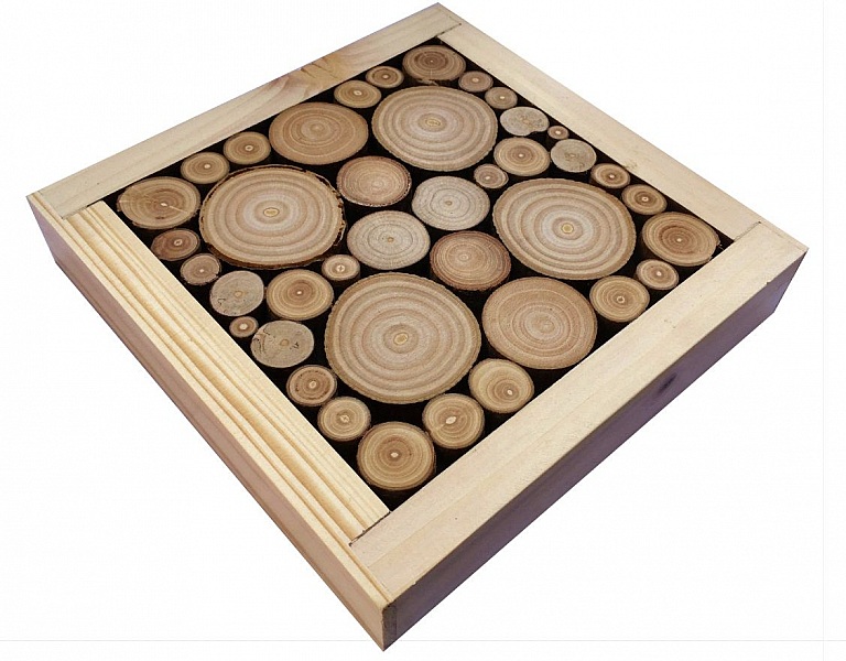 Dessous-de-plat carré en rondins de bois naturel.