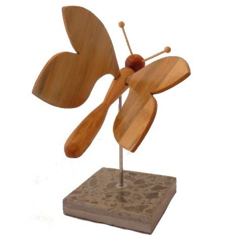 papillon en cèdre, bambou et hêtre sur socle en marbre italien Terrazzo à poser sculpture en bois