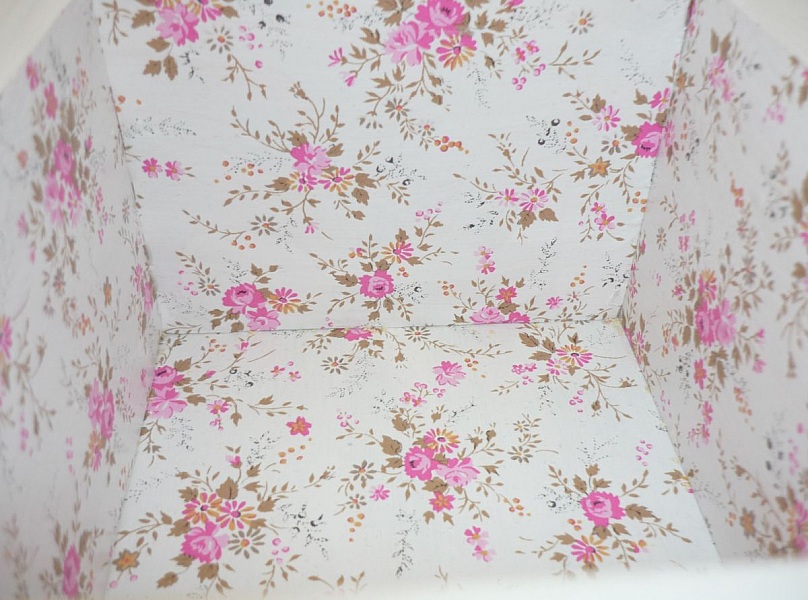 Lille kasse i massivt tr&aelig; med hvid cupcake-dekoration