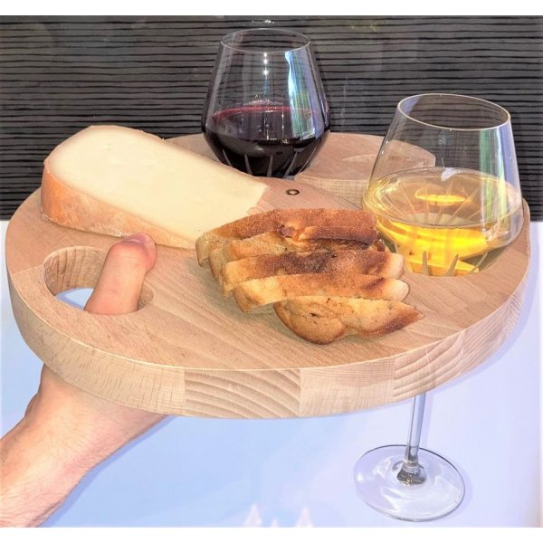 Planche &agrave; d&eacute;couper sp&eacute;cial ap&eacute;ro en bois de h&ecirc;tre naturel FSC model crabe emplacement 2 verres a pieds