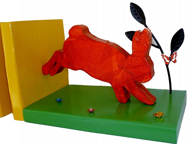 Moderne bogst&oslash;tte i massivt tr&aelig; "Kaniner" i Landes fyrretr&aelig; 