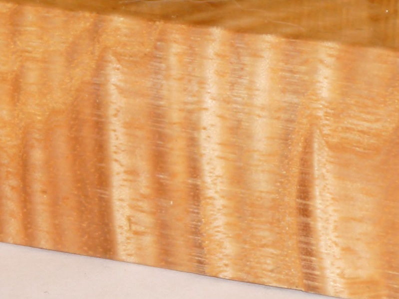 Bogreol i massivt tr&aelig; " Les Chats " i kastanje, ask og eg