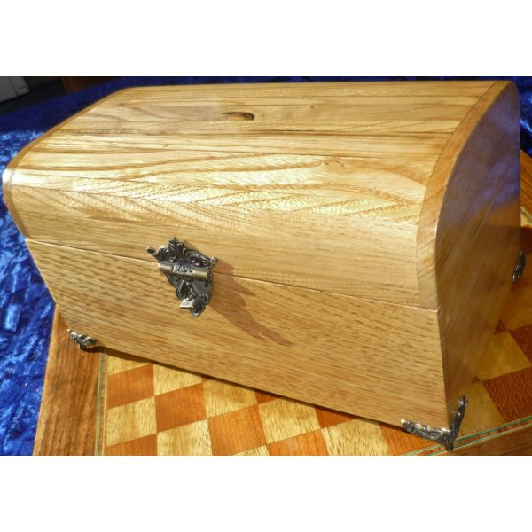 Meget flot buet kastanjetr&aelig;skiste fra Pyren&aelig;erne 