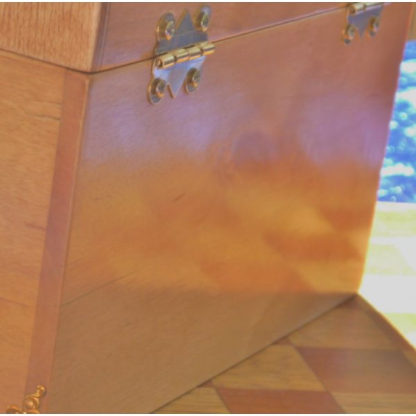 Meget flot buet kommode i marmoreret birk, massivt tr&aelig; fra Pyren&aelig;erne 