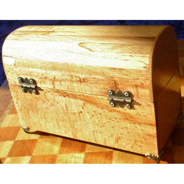 Meget flot buet b&oslash;getr&aelig;s kommode i gammelt look massivt tr&aelig;