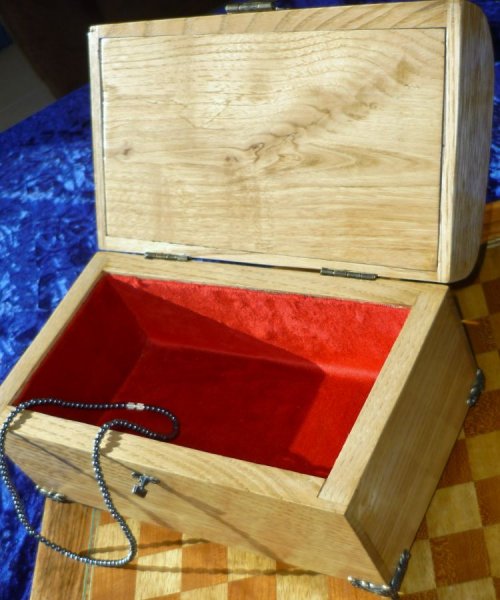 Meget flot buet kastanjetr&aelig;skiste fra Pyren&aelig;erne 